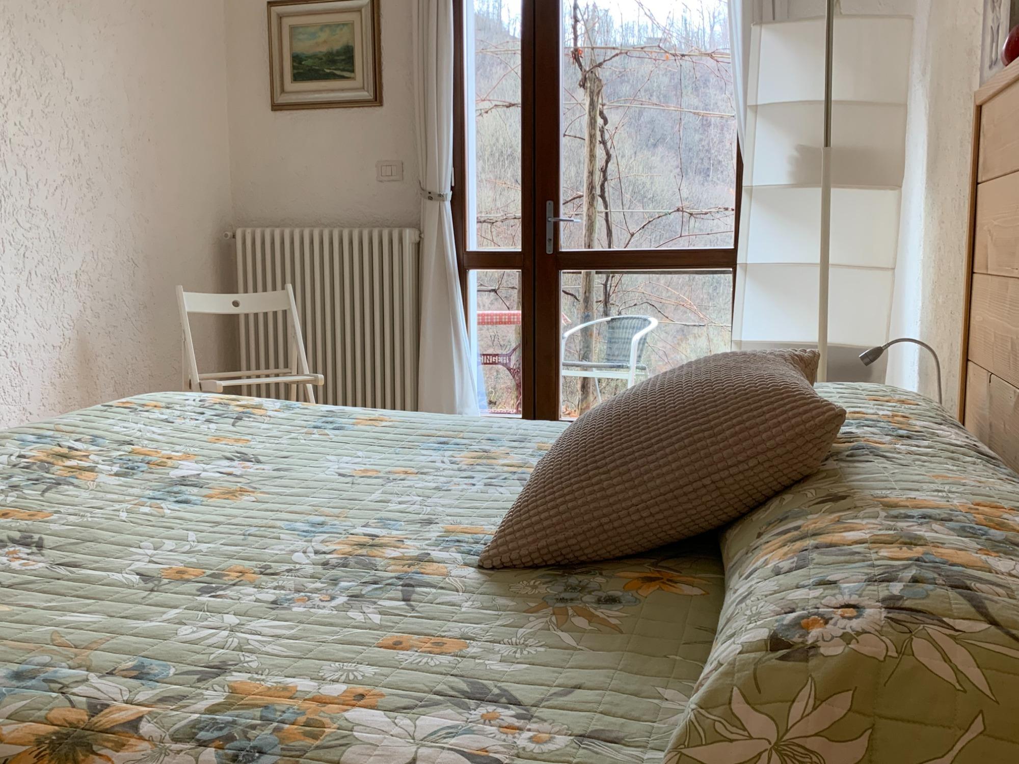 La stanza e la porta-finestra che dà sul sagrato esterno vista Grigna.