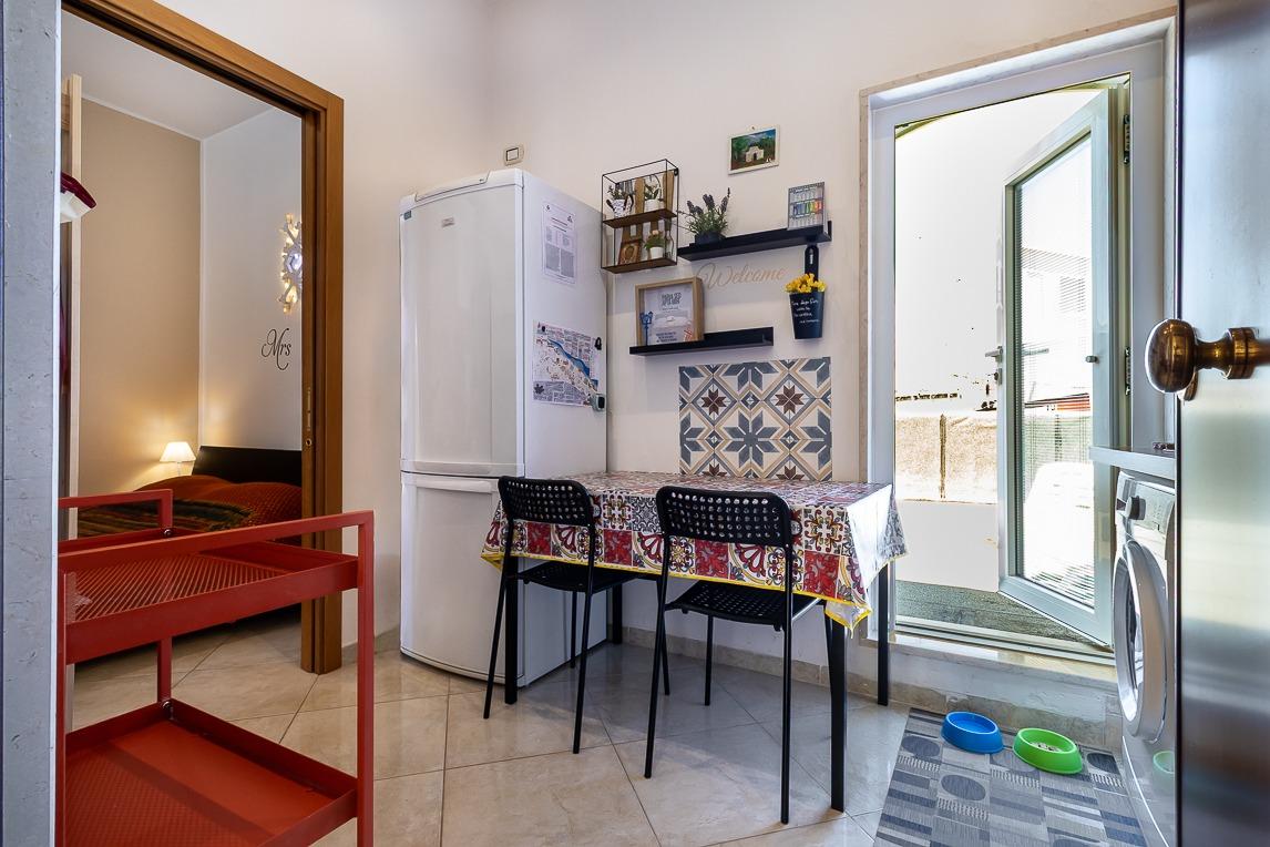 Cucina con accesso al terrazzo condominiale