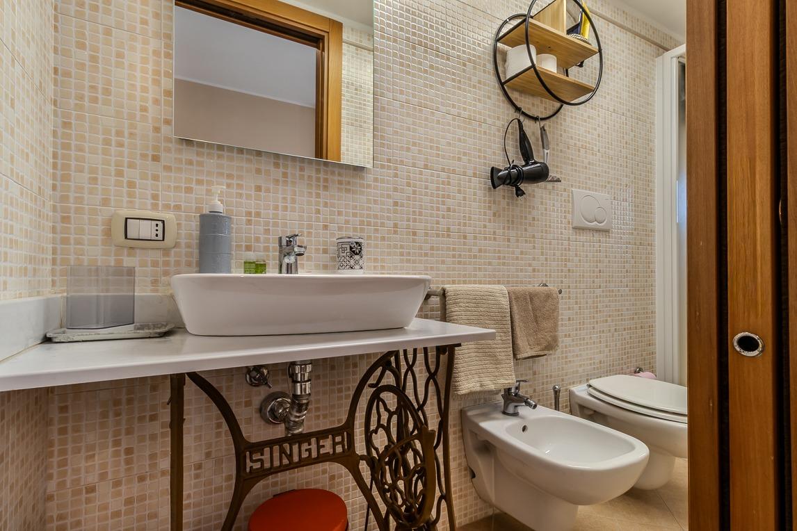 Bagno con particolare lavandino macchina da cucire