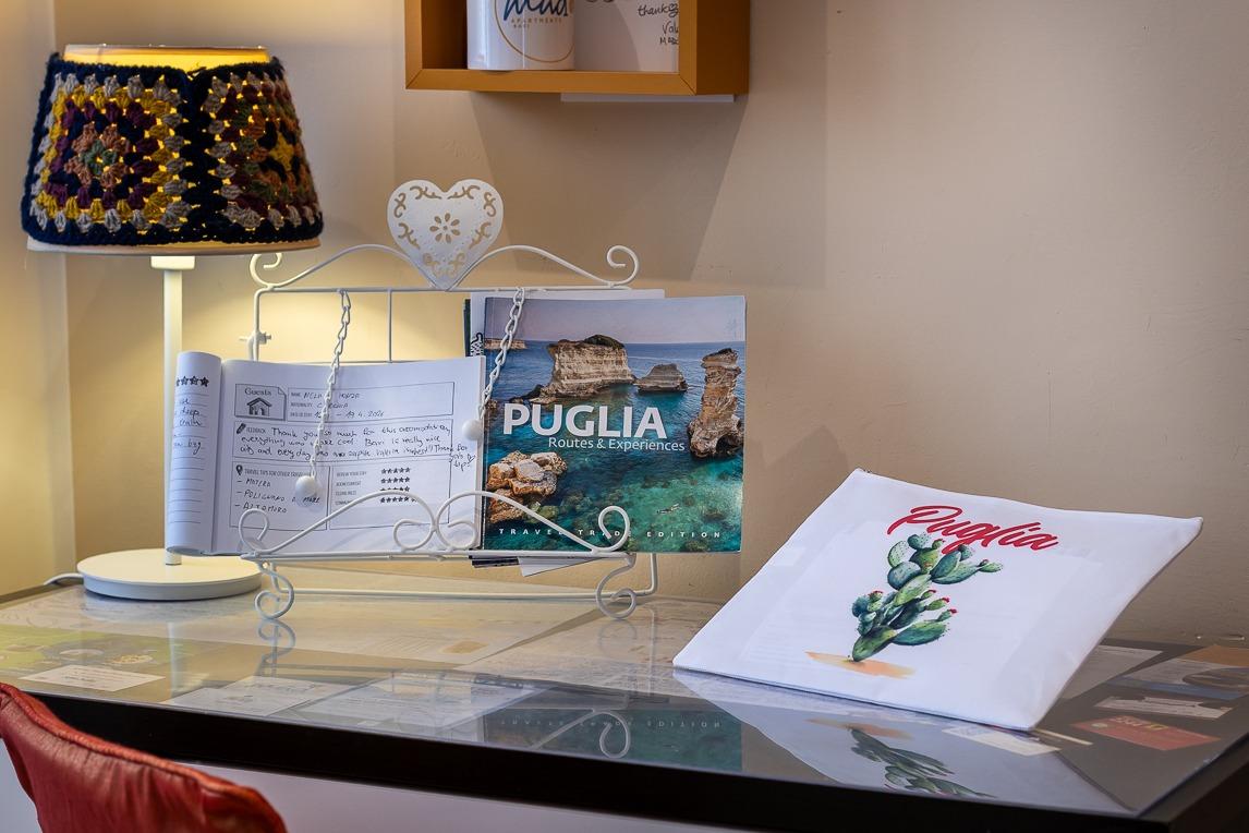 Scrivania con guide della Puglia