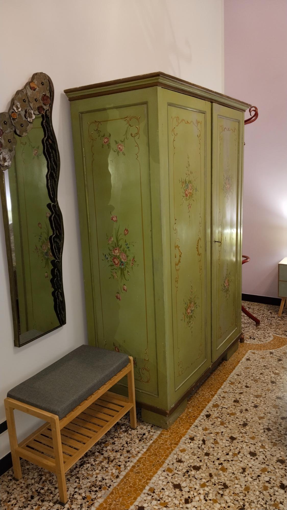 Armadio, specchio e porta valigie
