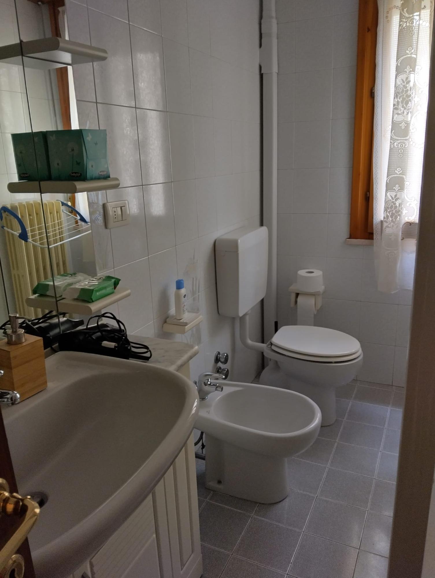 bagno con bidet e box doccia, fornito di asciugacapelli, bagnoschiuma e shampoo
