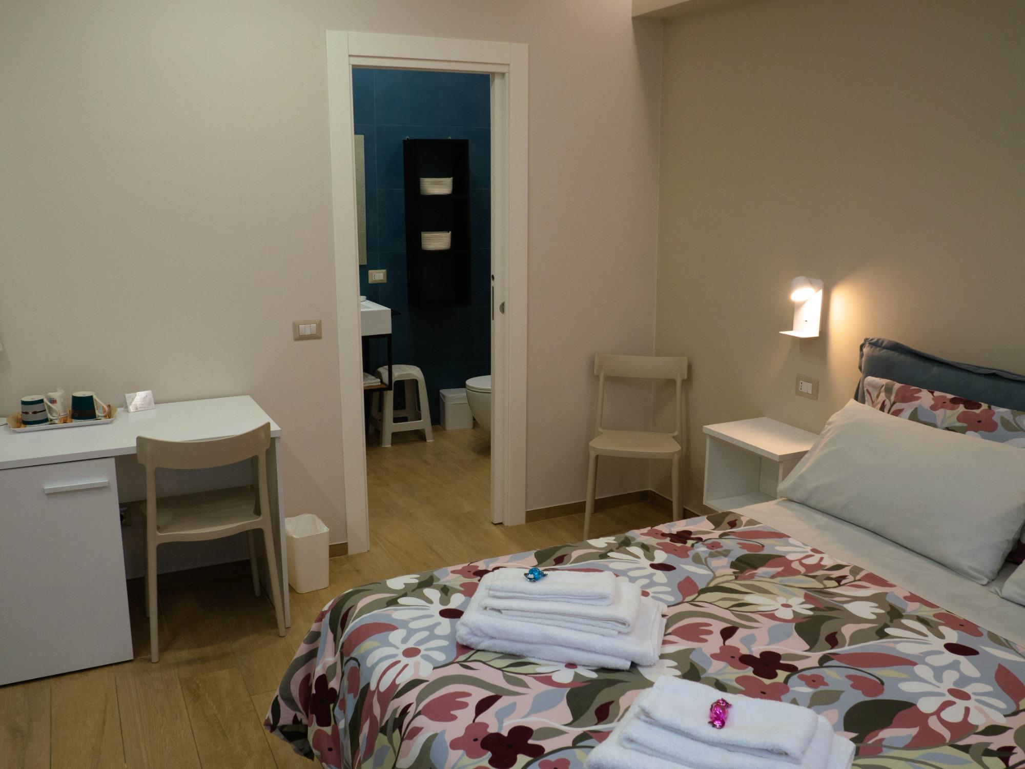 Panoramica della camera Viaggio con letto matrimoniale e bagno privato