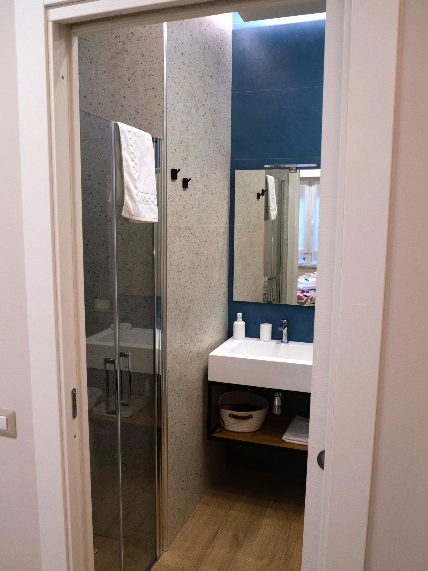 Bagno privato con WC, bidet e specchio nella camera Viaggio