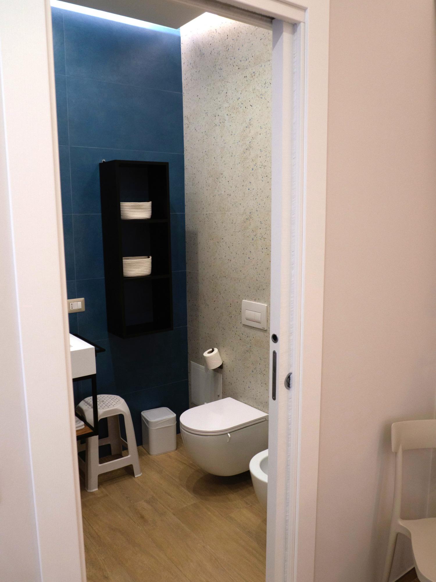 Bagno privato con WC, bidet e specchio nella camera Viaggio