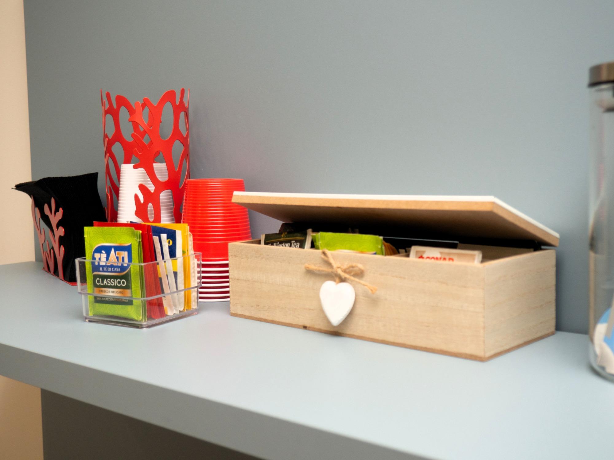 dettaglio madia tea, bicchieri, tovaglioli