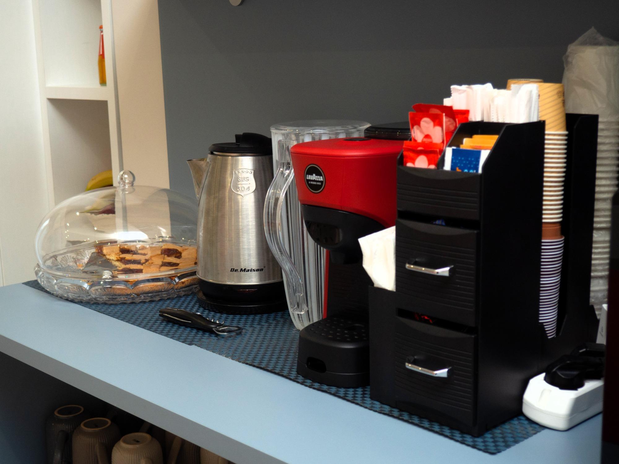 Dettaglio madia colazione, macchina del caffè, bollitore, crostata