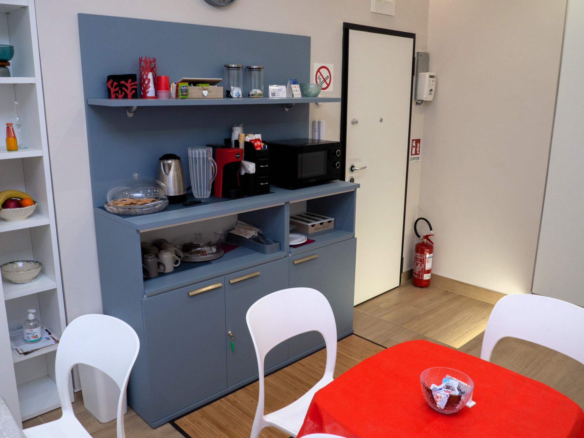 Panoramica zona colazione, madia, ingresso