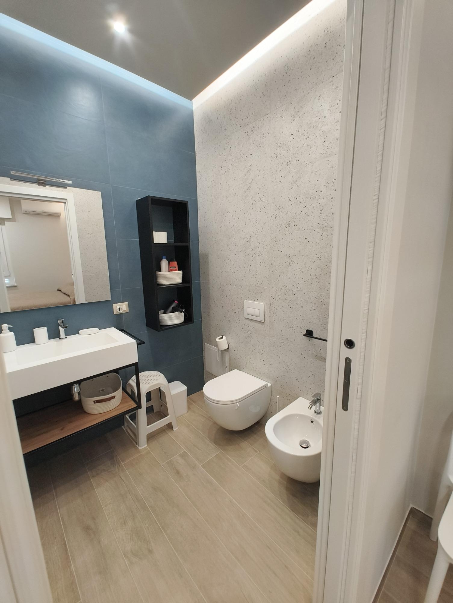 Private bathroom with WC, bidet and mirror in Sogno room