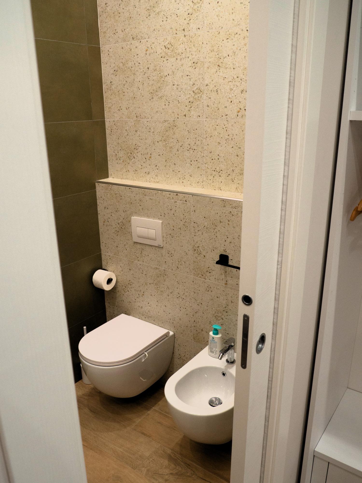 Private bathroom with WC and bidet in Poesia room