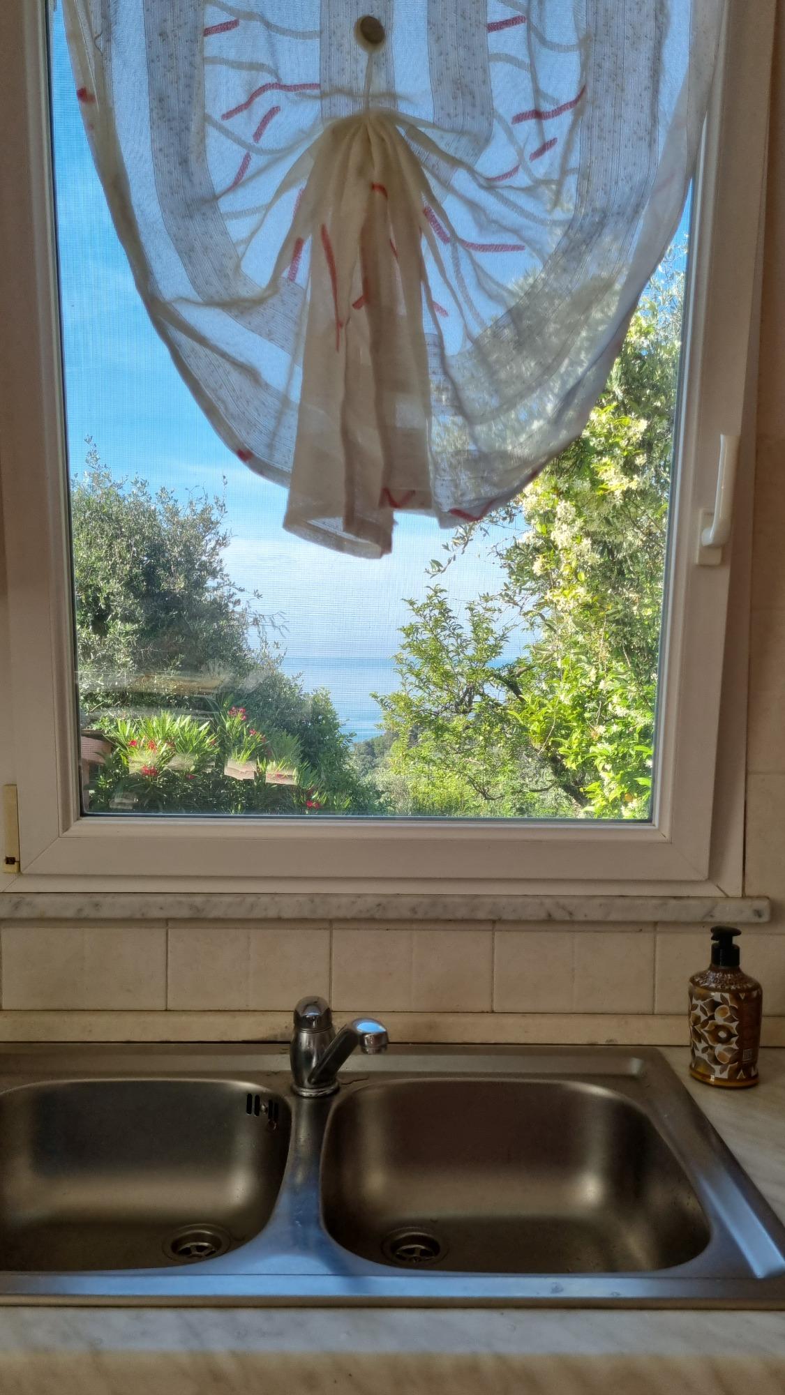 Vista mare dalla finestra del soggiorno e cucina