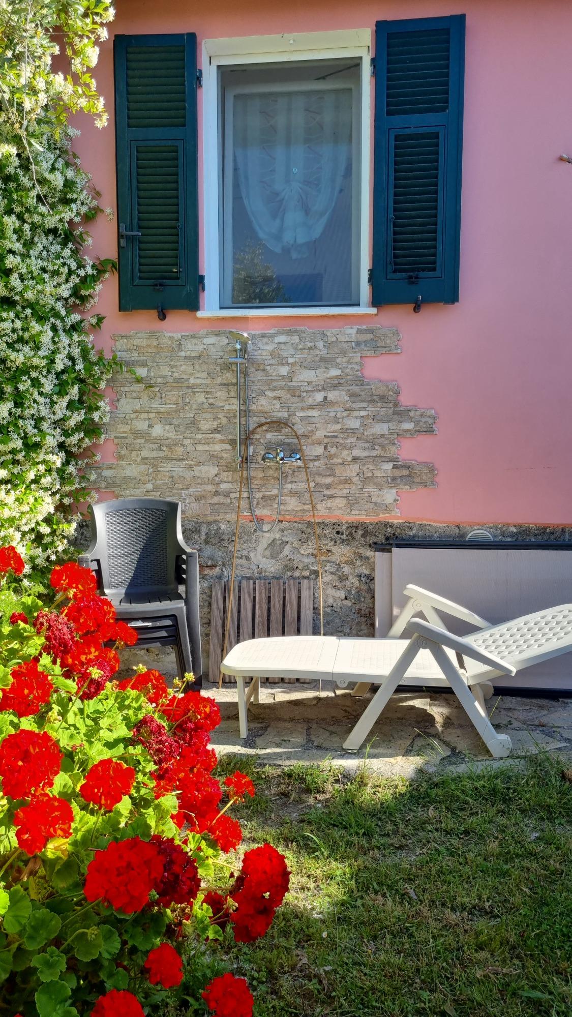 Doccia Esterna con lettini prendisole