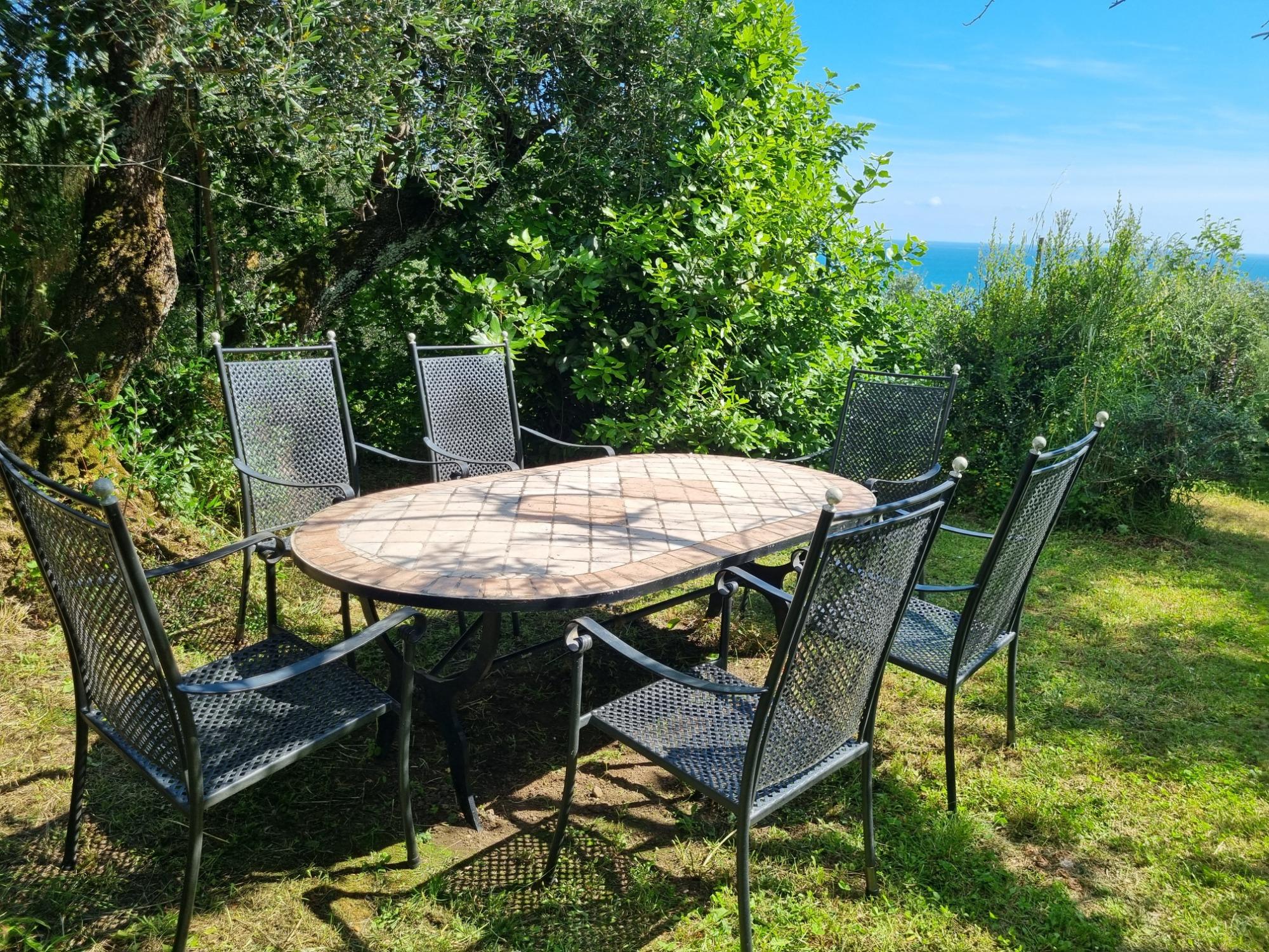 Tavolo da pranzo in gisrdino con vista mare