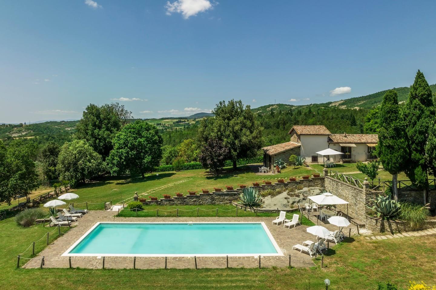 Agriturismo Podere Pietraluna con piscina panoramica e parco