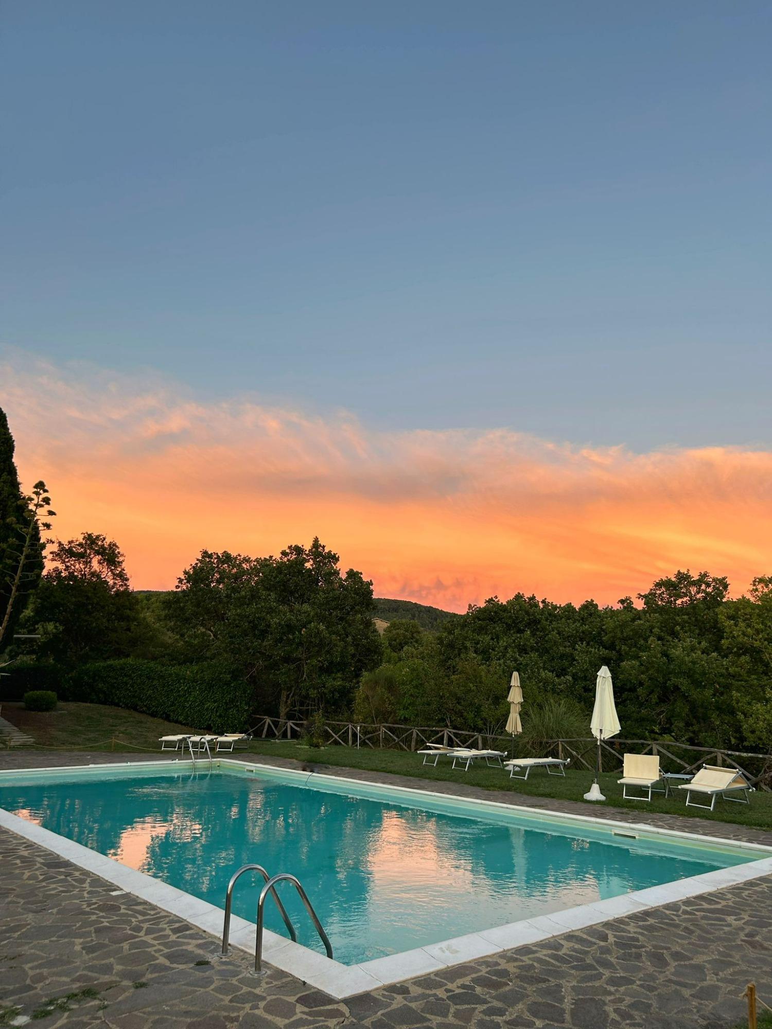 Podere Pietraluna la piscina panoramica e parco