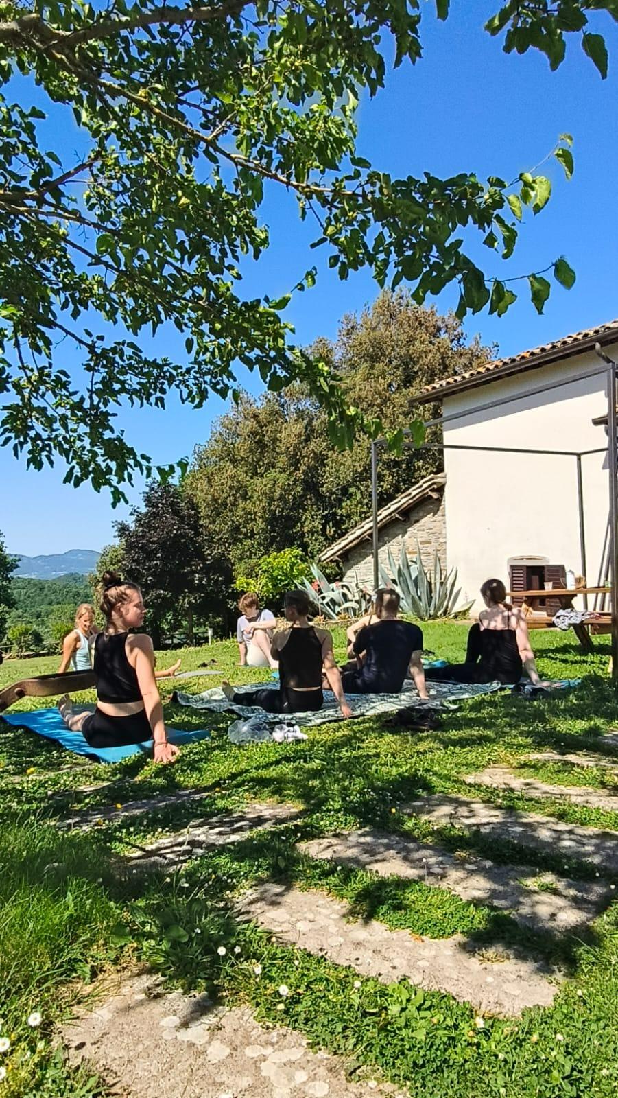 Yoga session in giardino, all'alba
