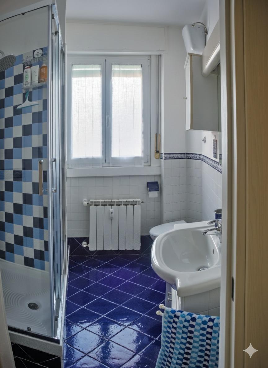 Bagno completo con doccia, pulito e funzionale per ogni esigenza.