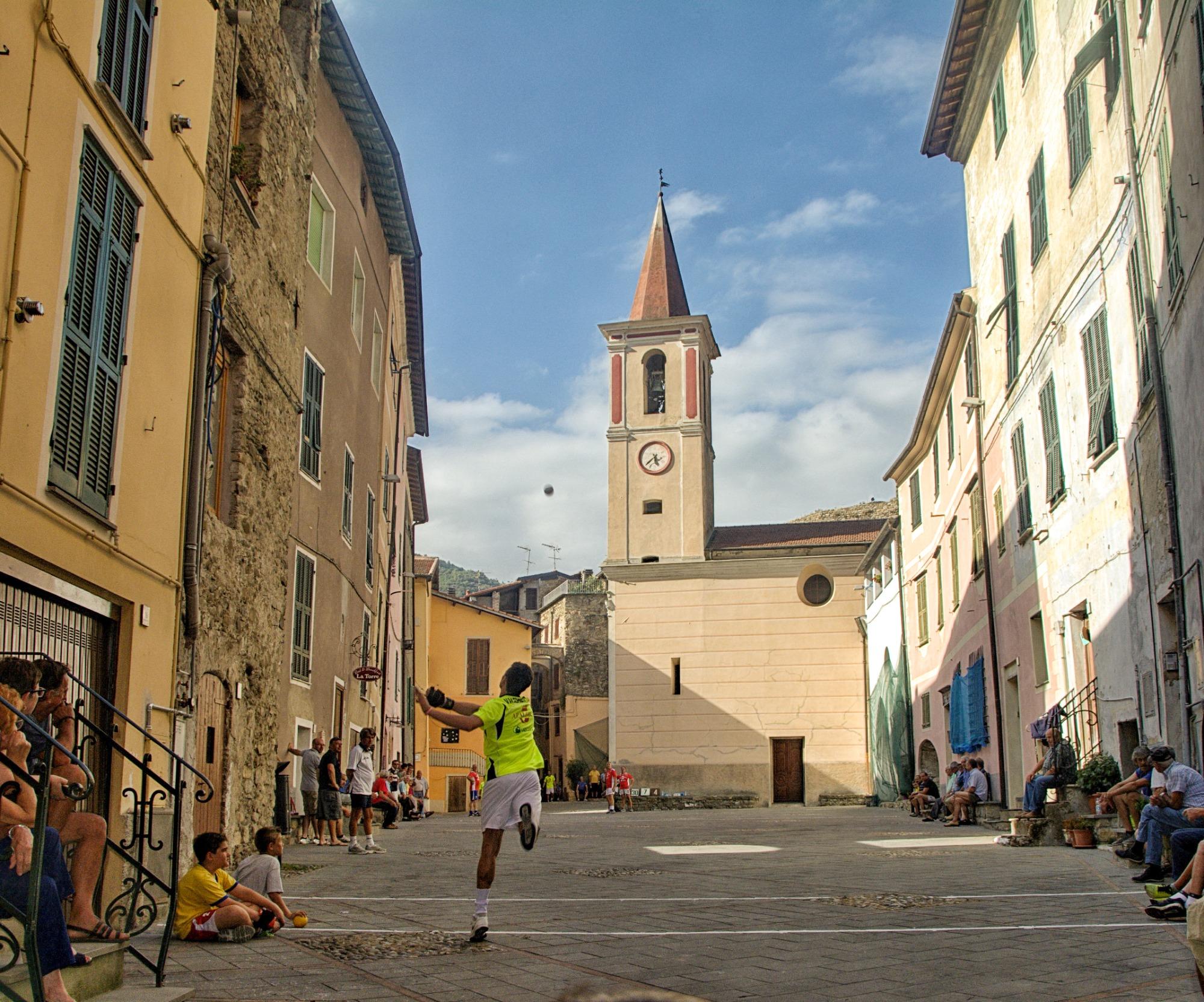 Vista piazza a Isolabona