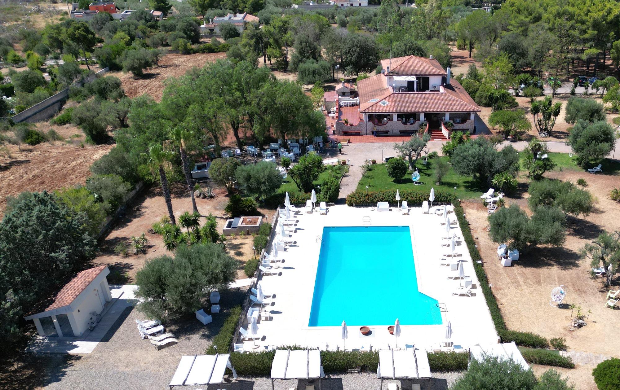 Realis d'Itria, Charme bed and breakfast con home restaurant e piscina in parco