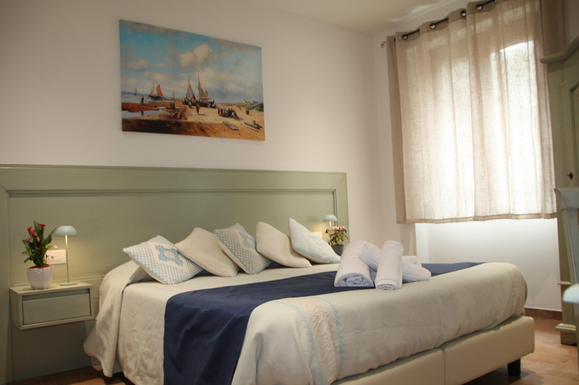 Camera moderna con bagno incluso