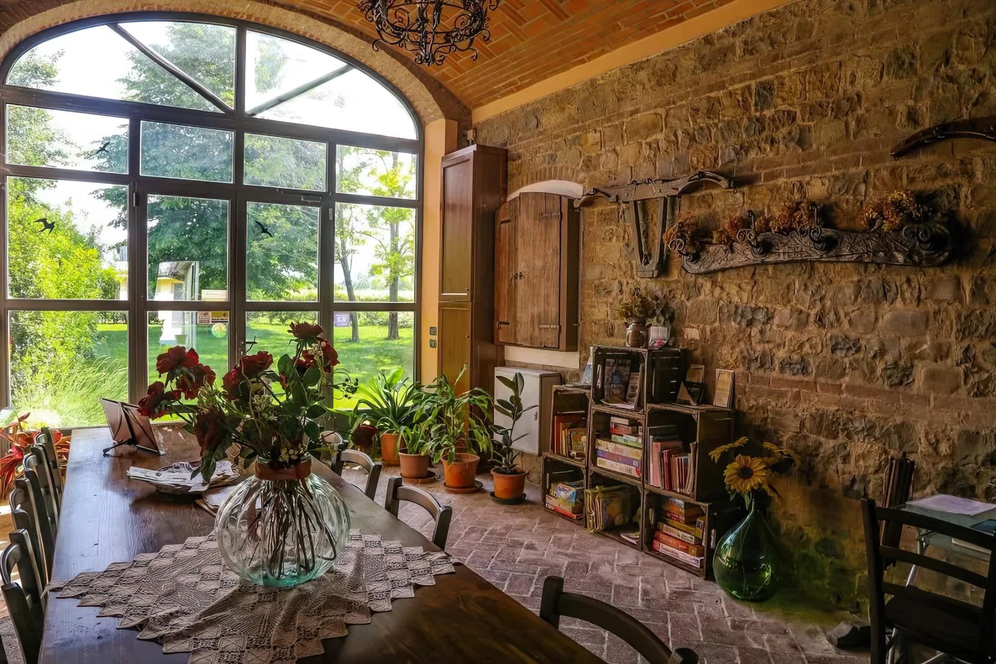 sala comune con giocattoli, libri e guide turistiche