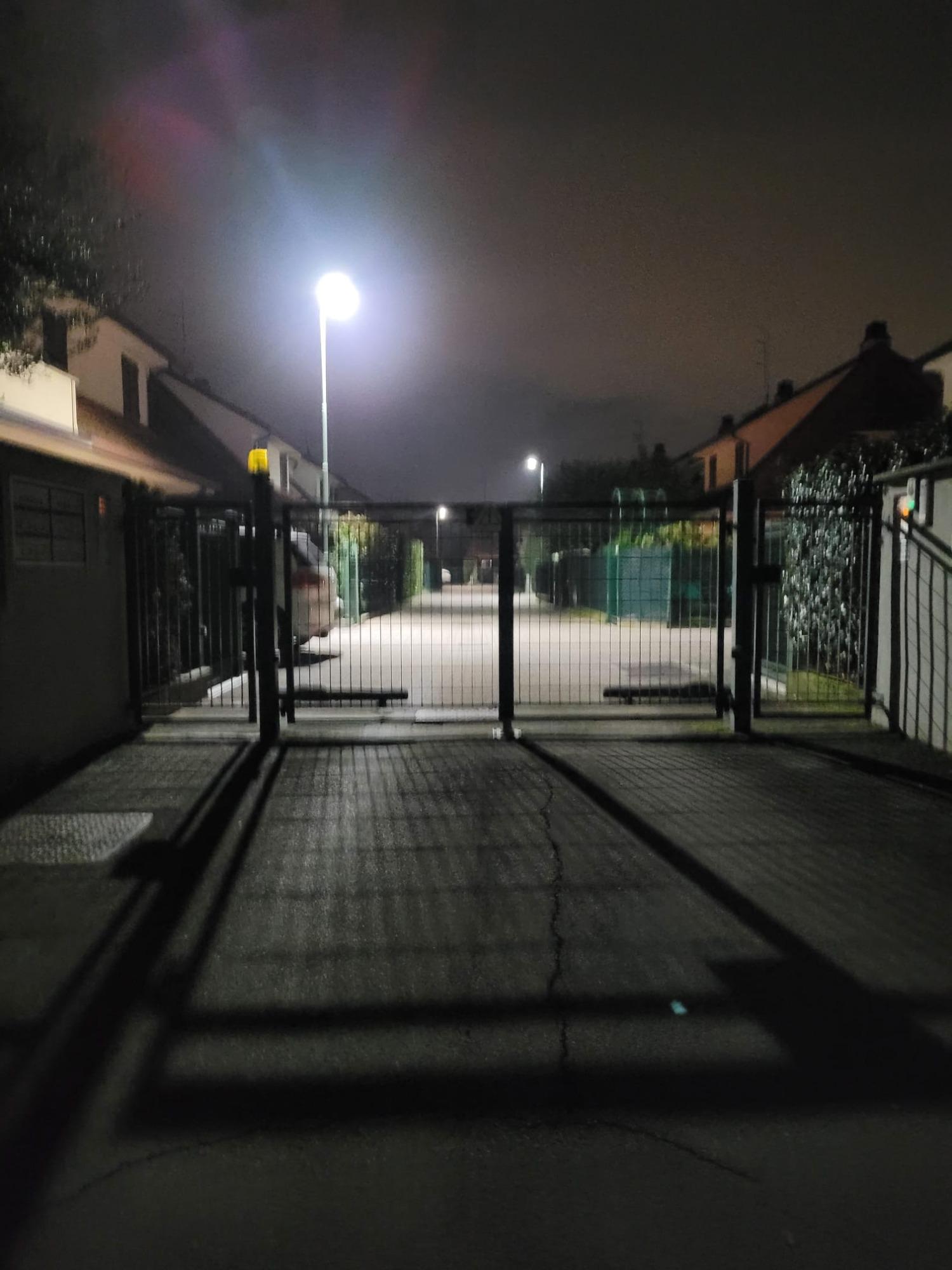vialetto condominiale illuminato