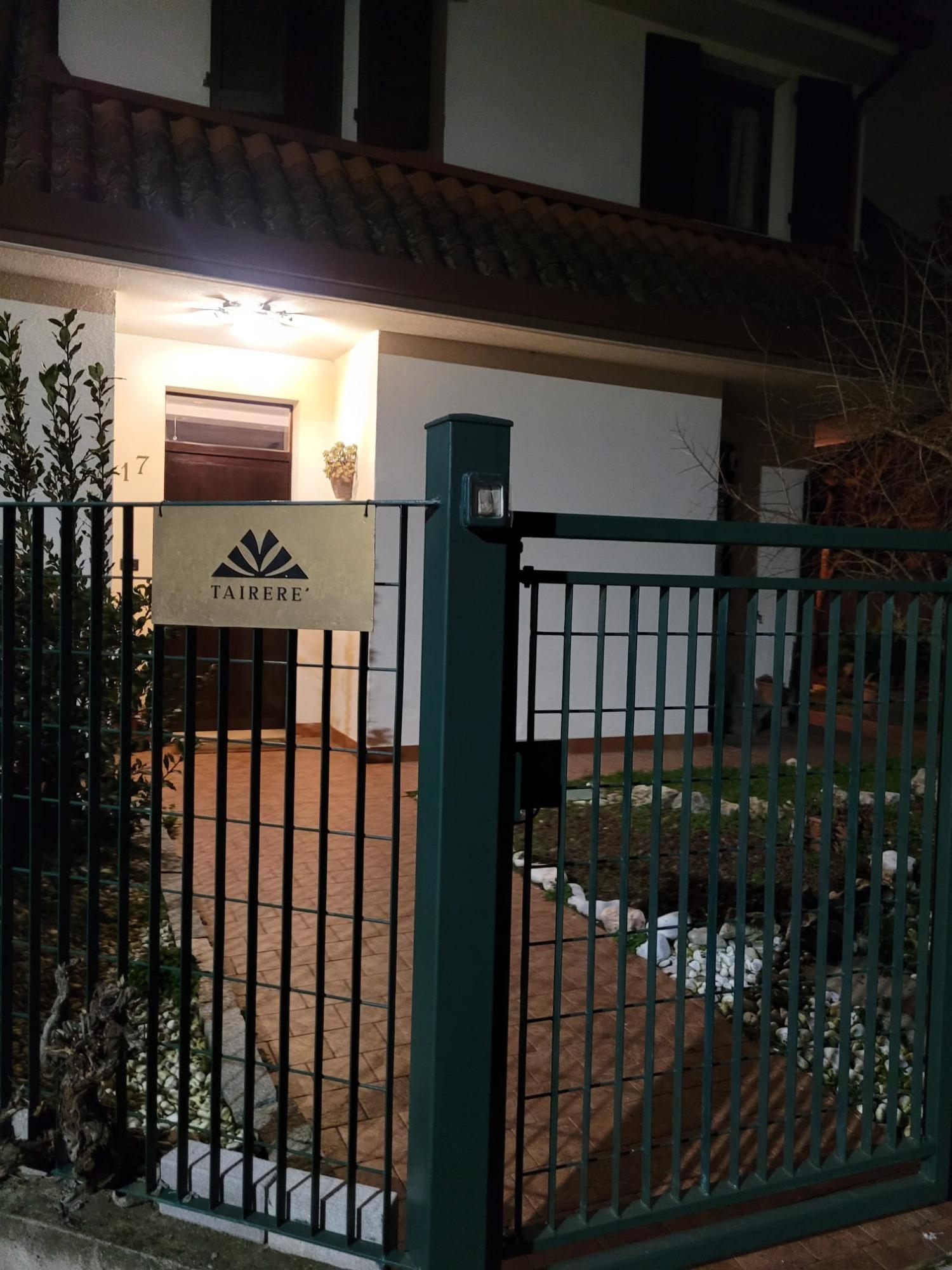 cancello di ingresso illuminato