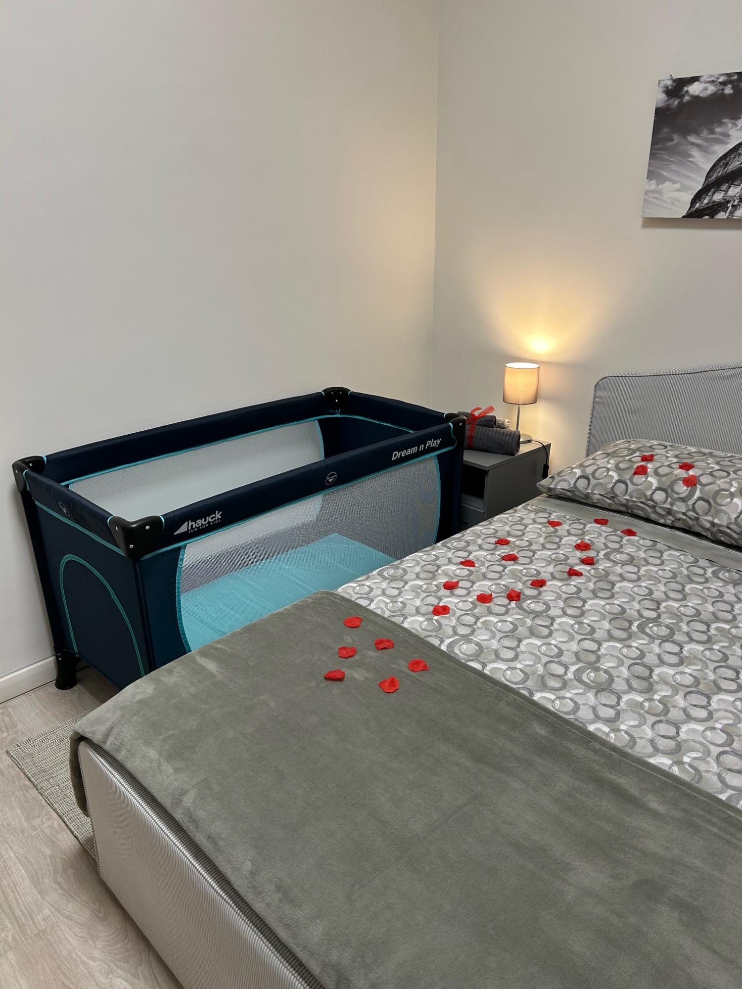 camera da letto con lettino bambino