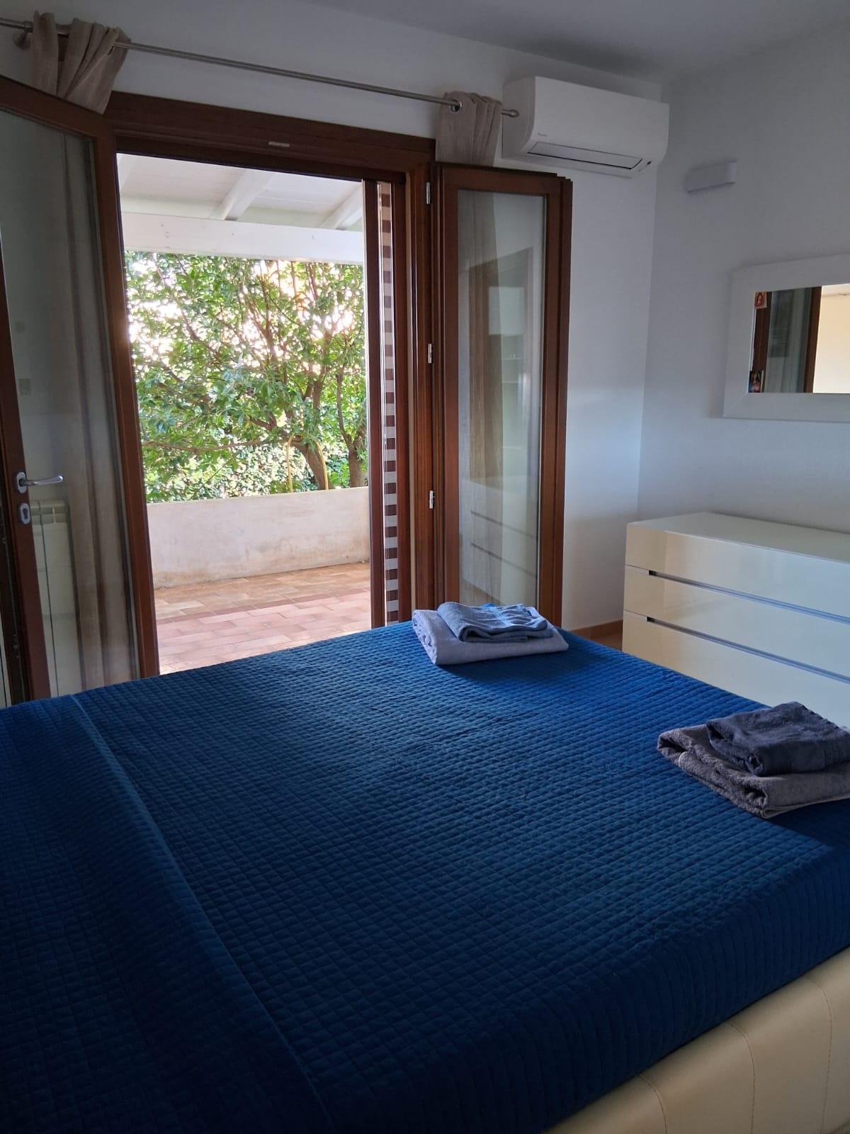 camera da letto con visuale veranda