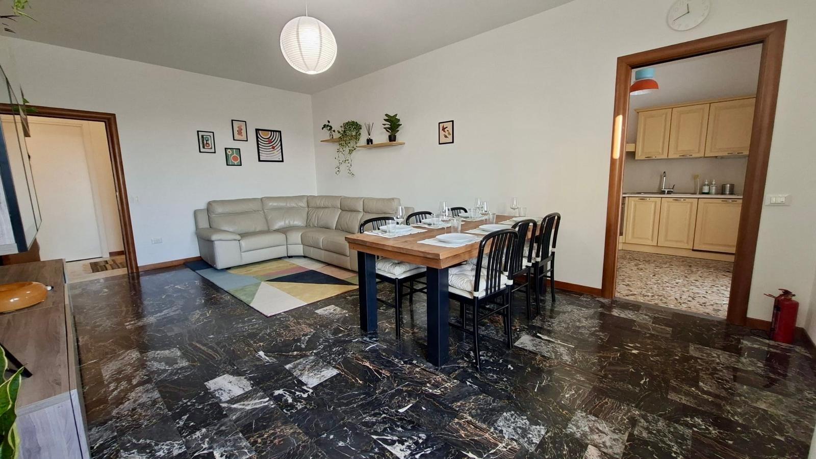 Salotto con tavolo da pranzo