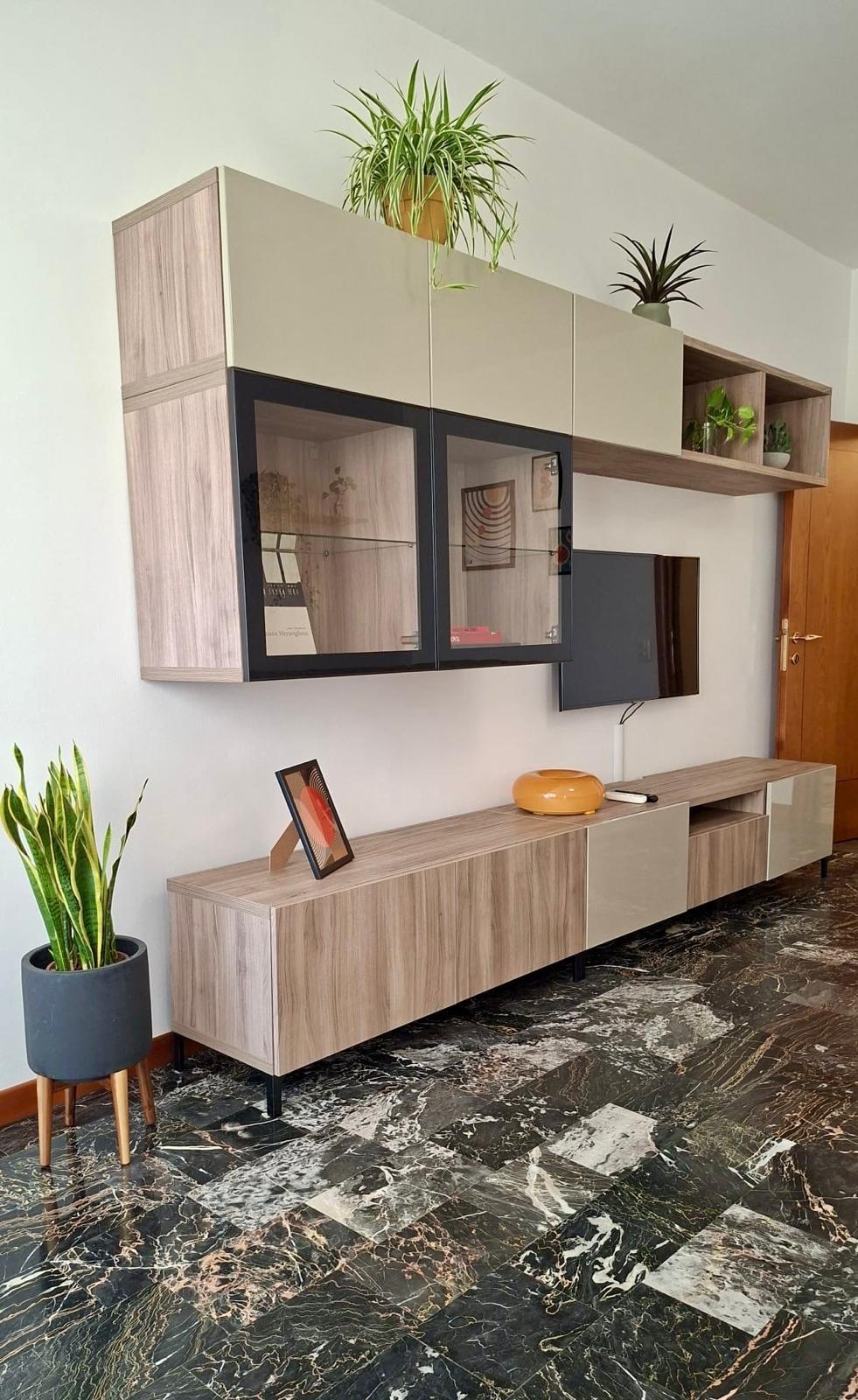 Mobile TV con giochi in scatola e libri