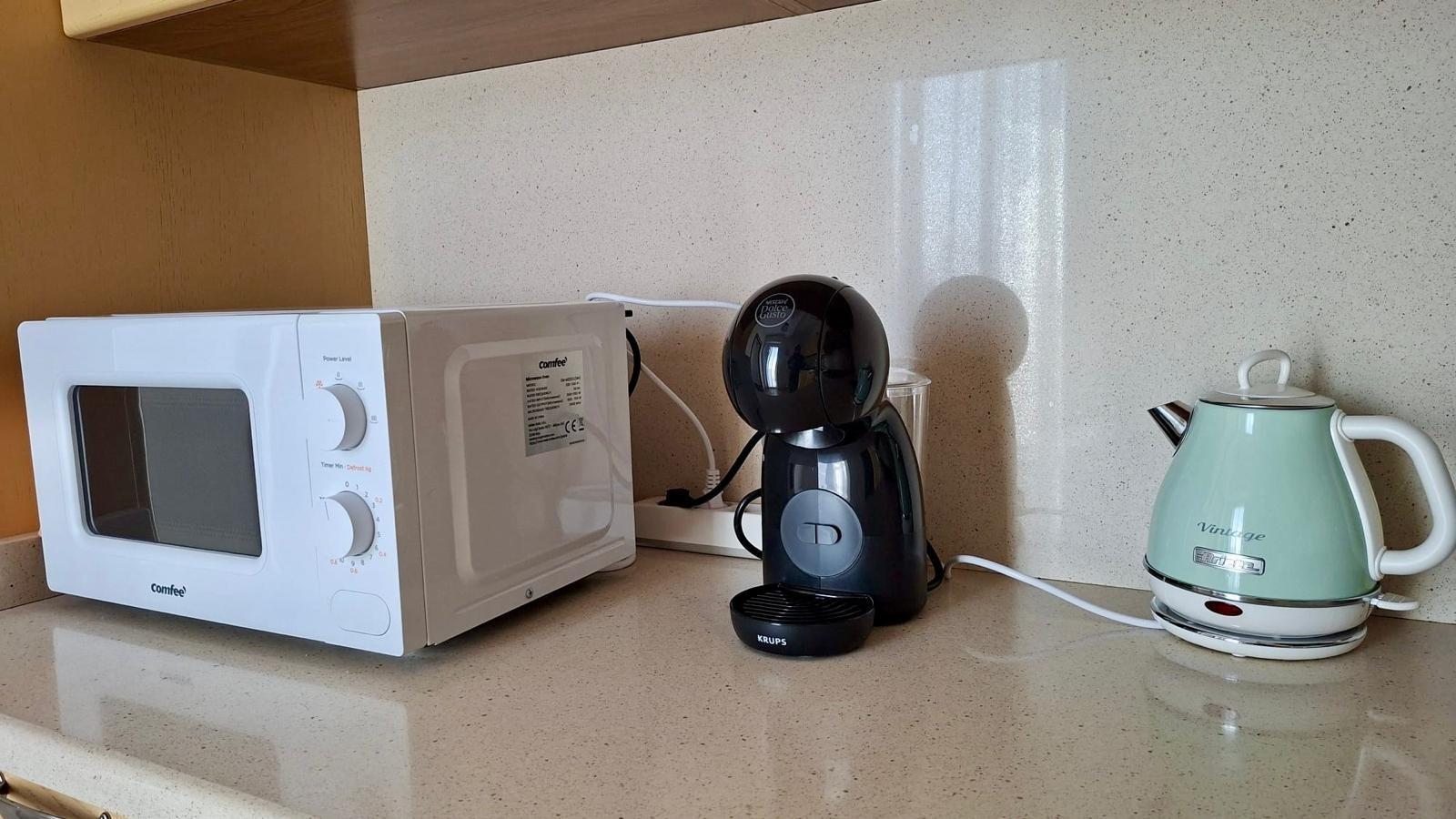Microonde, macchina caffè, bollitore