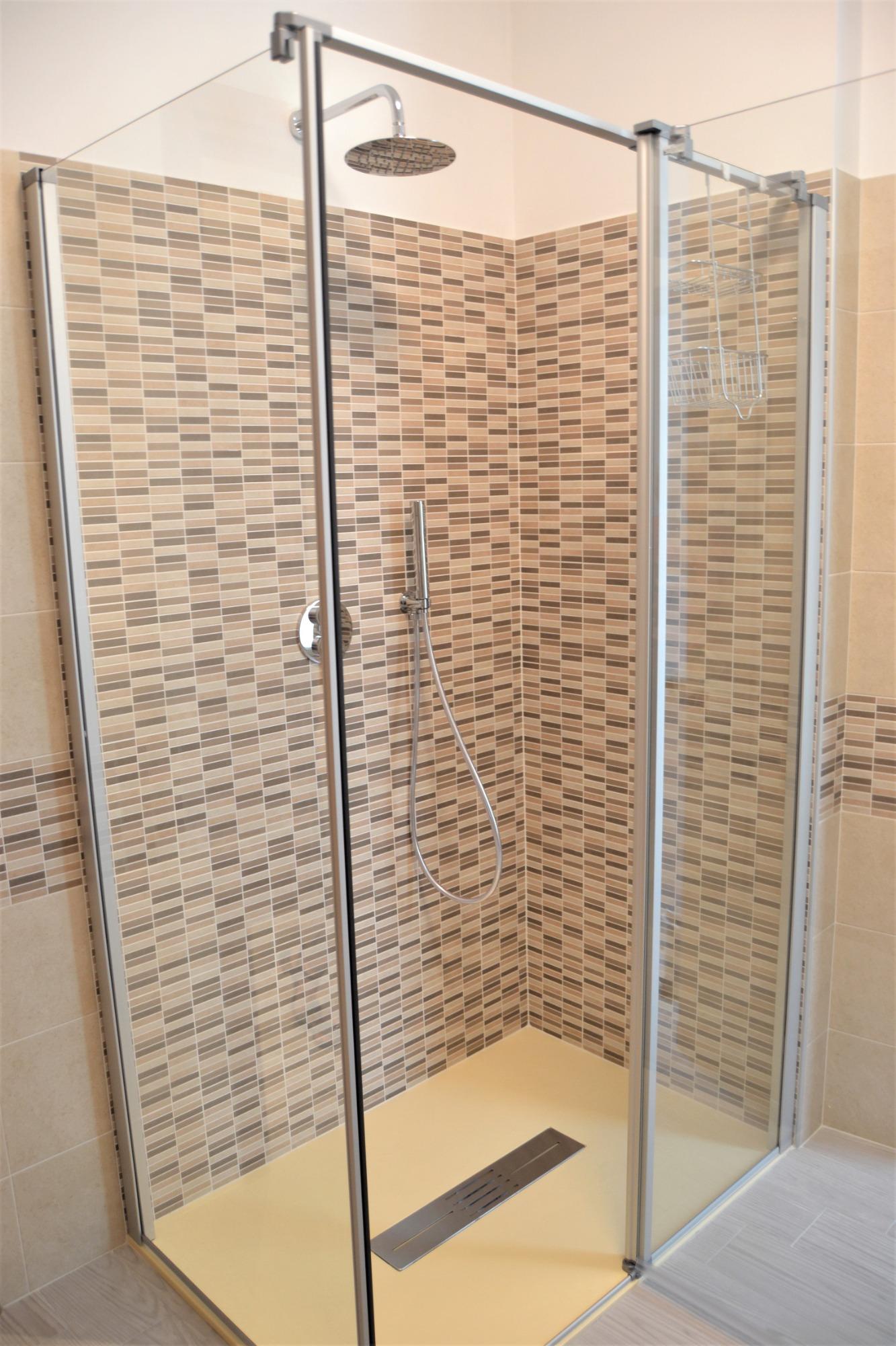 Bagno con doccia ampia - Large shower
