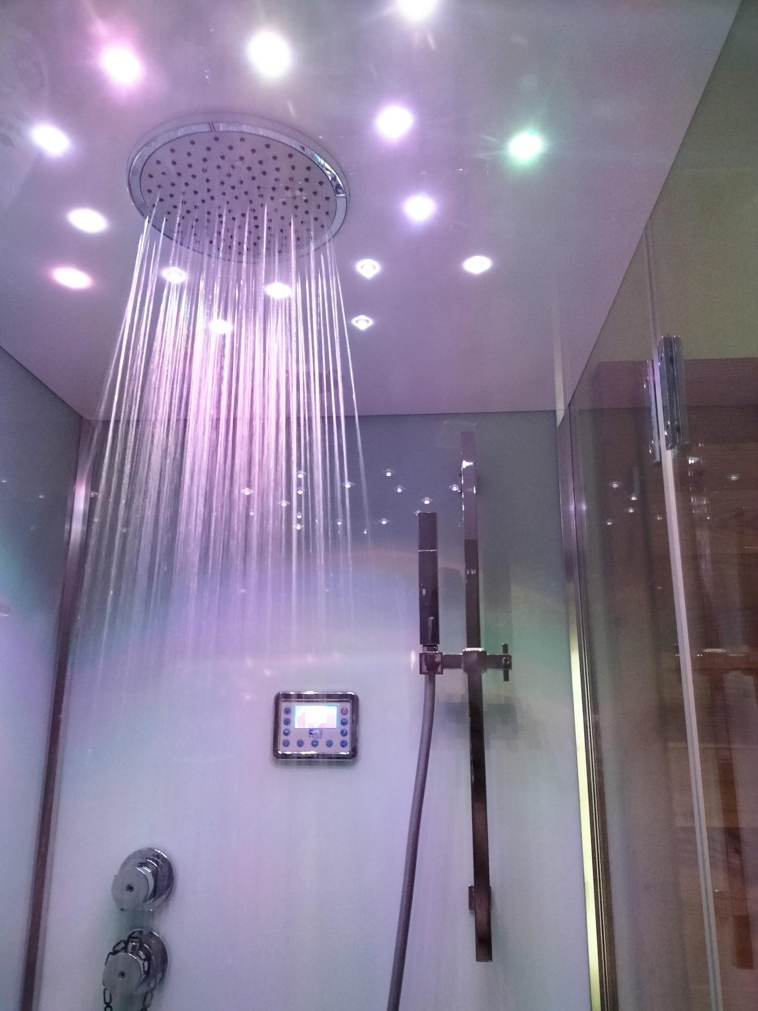 doccia cromoterapica bagno piano terra a disposizione degli ospiti