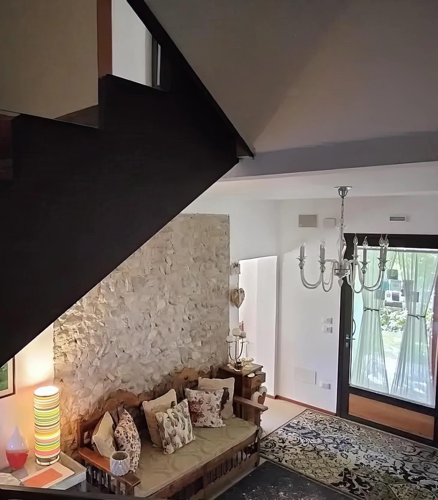 vista sull'ingresso scendendo le scale