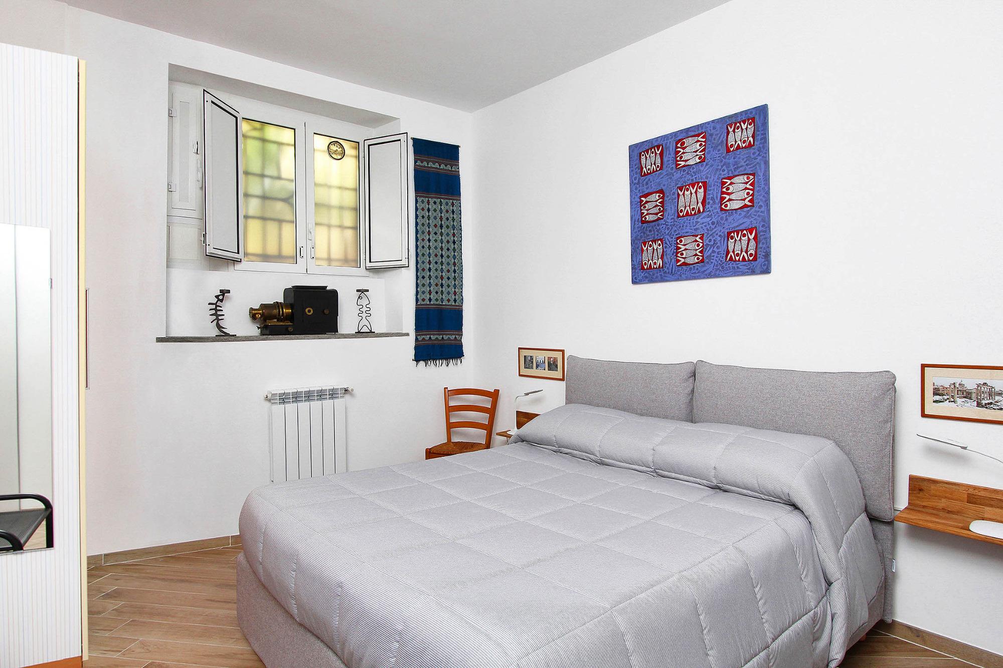 Letto comodo 160x190, quadri e sculture d'autore