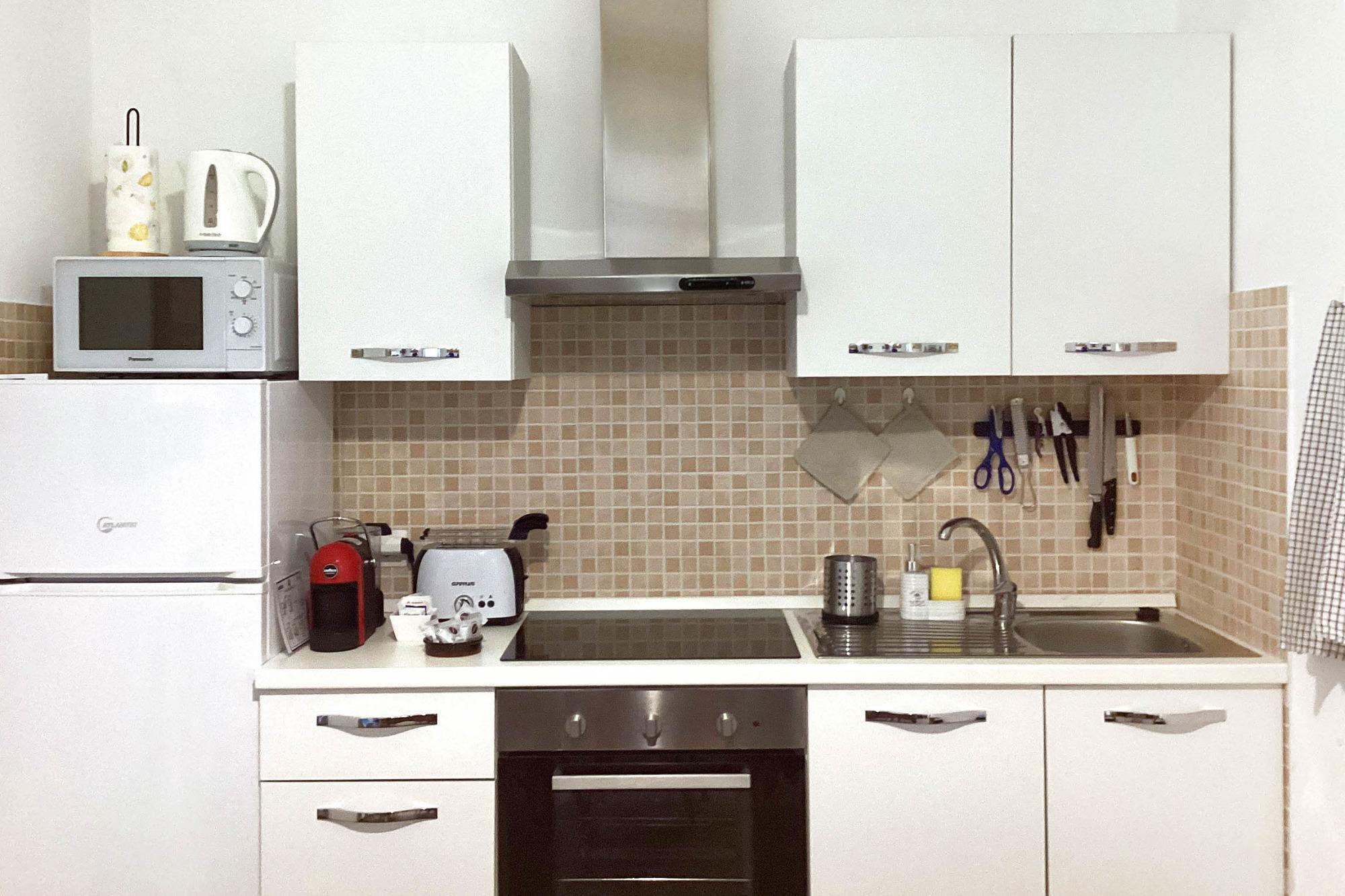 Cucina accessoriata, macchina caffé, bollitore, forno a microonde