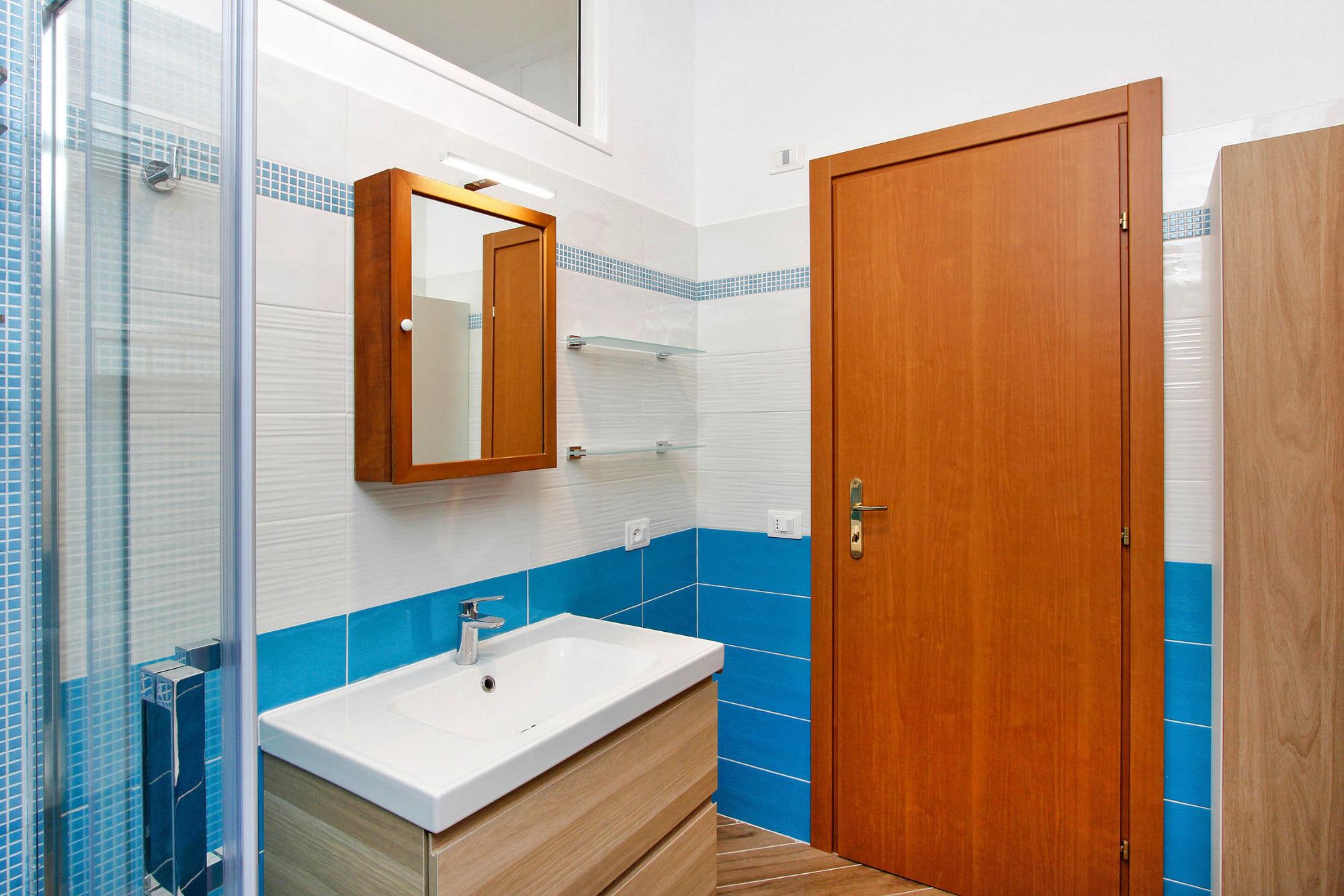 Bagno con lavasciugatrice e doccia.