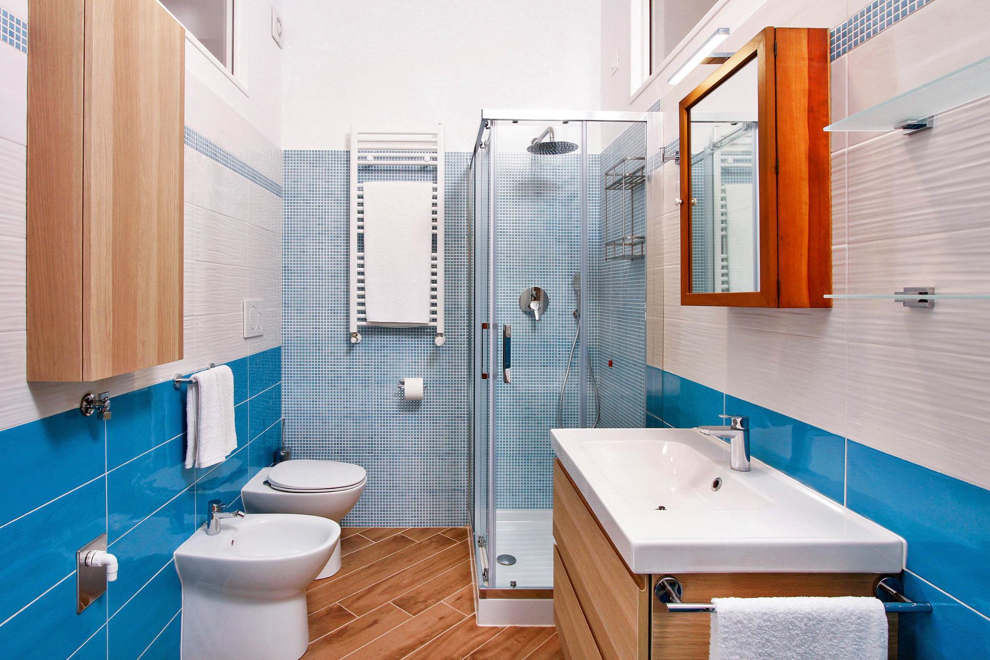 Bagno con lavasciugatrice e doccia.