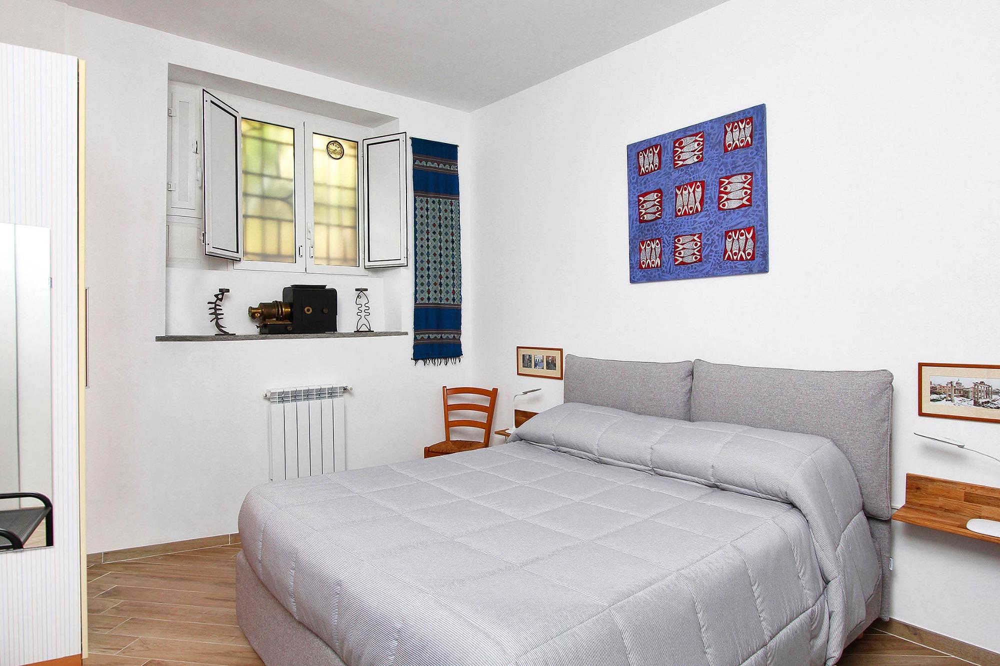 Letto comodo, quadri e sculture d'autore