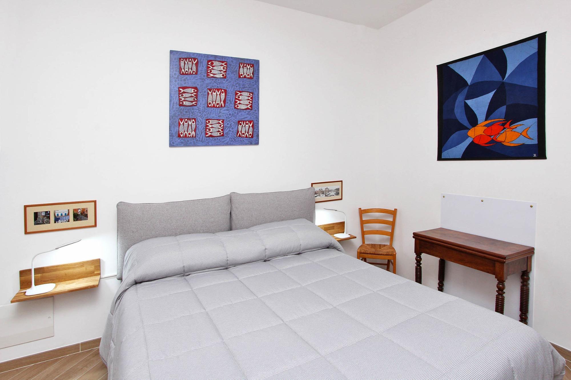 Letto comodo, quadri e sculture d'autore