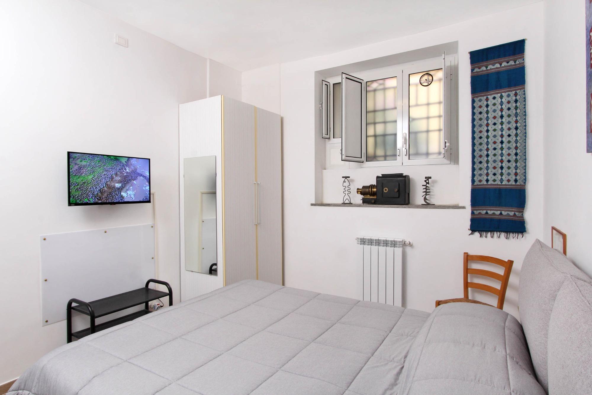 Letto comodo, quadri e sculture d'autore, TV con Netflix e Amazon Prime