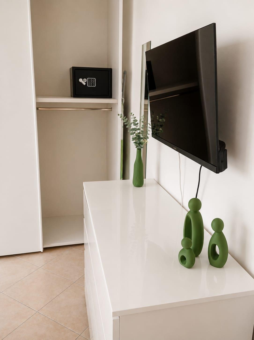Camera da letto : TV + Cassaforte