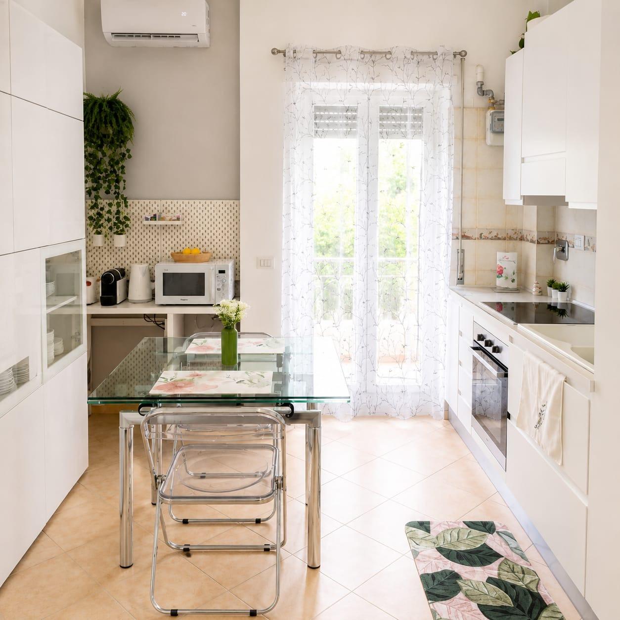 Cucina/Salone: piano cottura + elettrodomestici