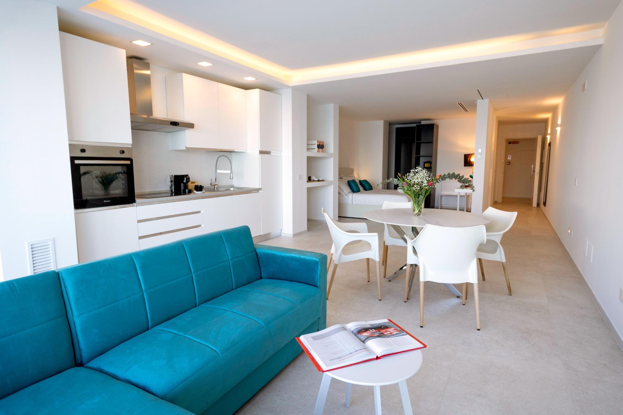 Appartamento moderno con cucina, camera matrimoniale e dotato di tutti i comfort.