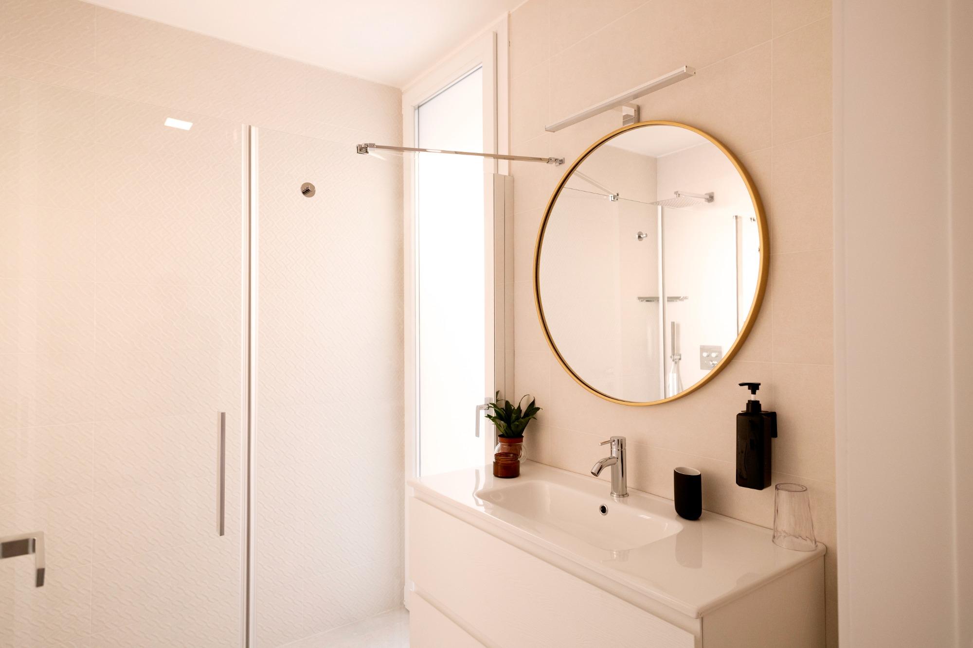 Bagno moderno con doccia a filo pavimento, wc, bidet el lavabo.