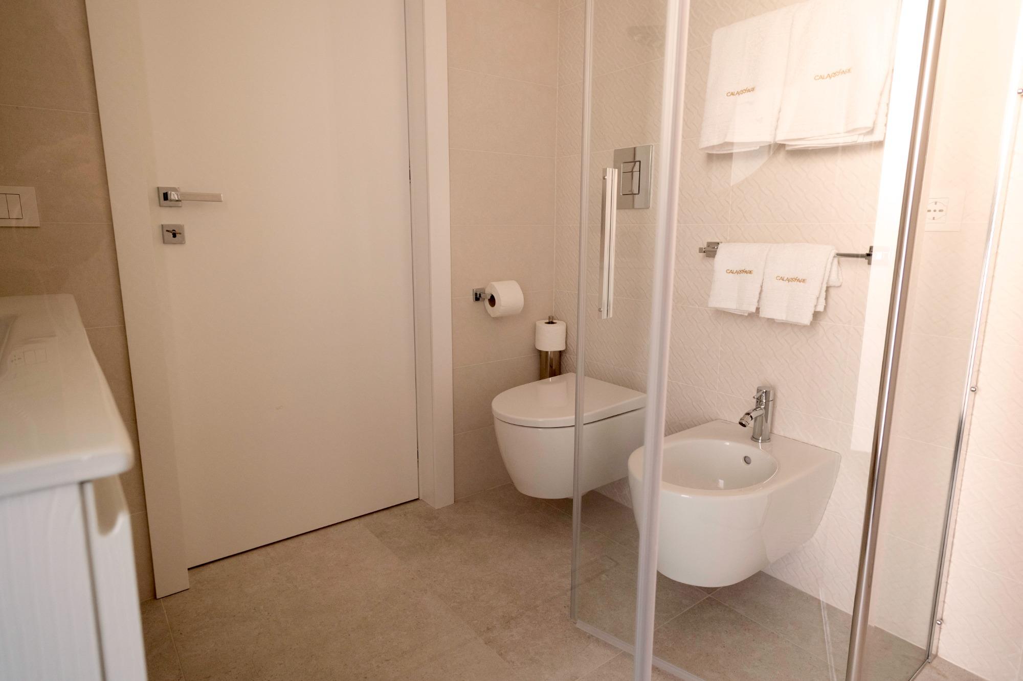 Bagno moderno con doccia a filo pavimento, wc, bidet el lavabo.