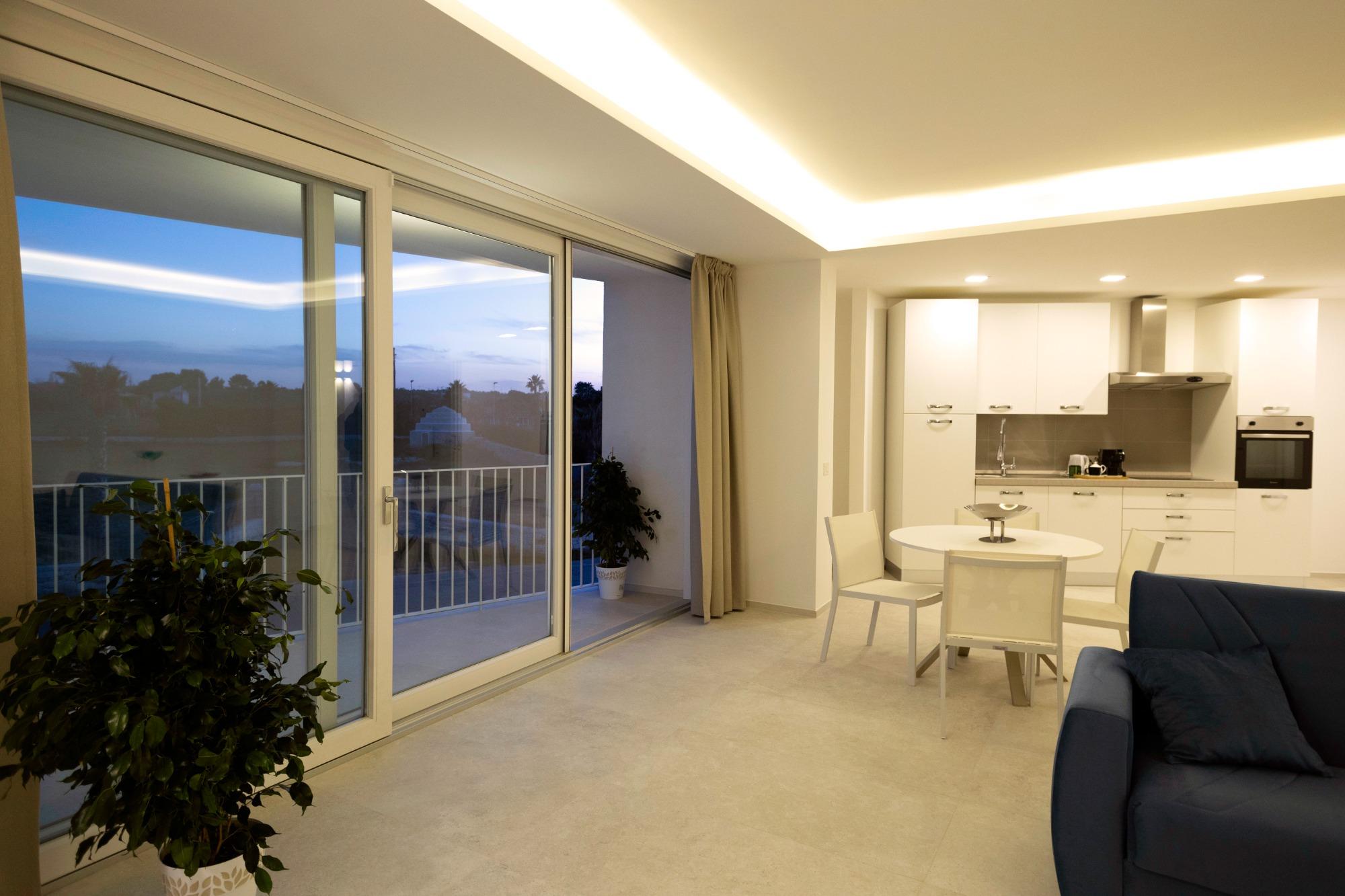 Appartamento moderno con cucina, camera matrimoniale e dotato di tutti i comfort.