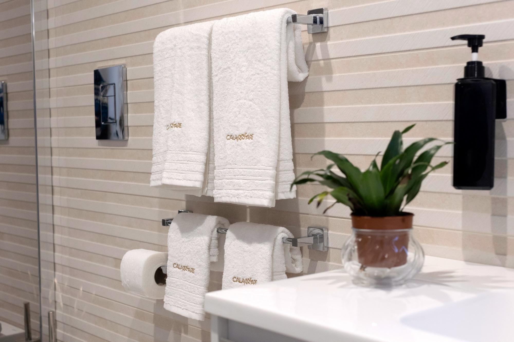 Bagno moderno con doccia a filo pavimento, wc, bidet el lavabo.