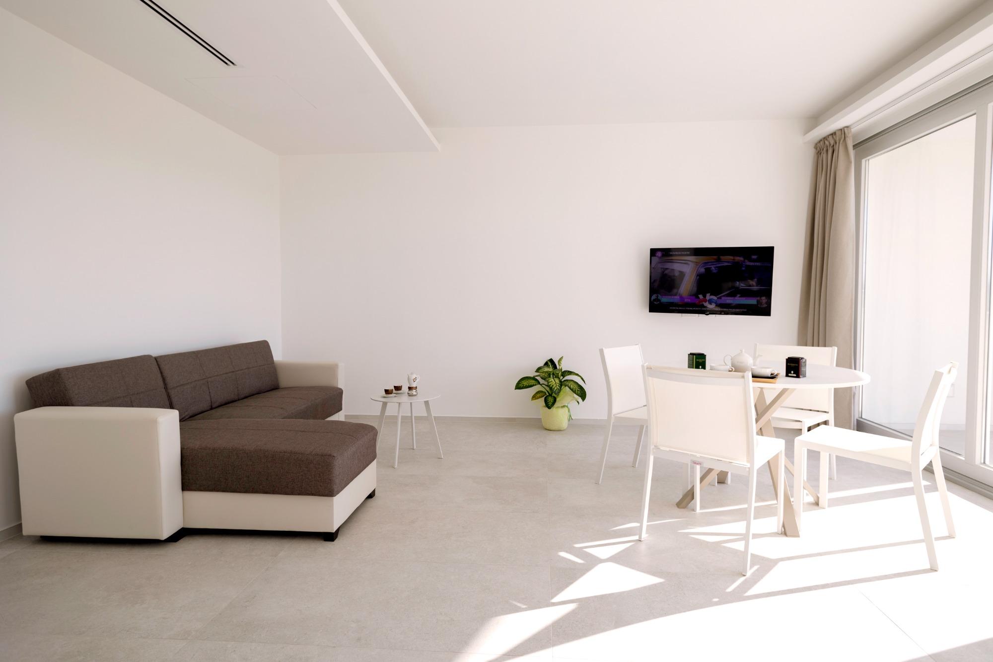 Appartamento moderno con cucina, camera matrimoniale e dotato di tutti i comfort.